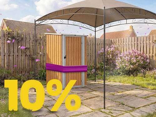 Tr&aelig; redskabsskur under pavillon p&aring; solrig terrasse, omgivet af blomster og hegn, med banner for 10 % for&aring;rsrabat.
