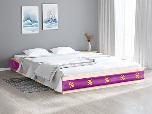 Dobbeltseng med lilla b&aring;nd og rabatikoner i et stilfuldt indrettet sovev&aelig;relse. Klik for at se produkterne i tilbuddet.