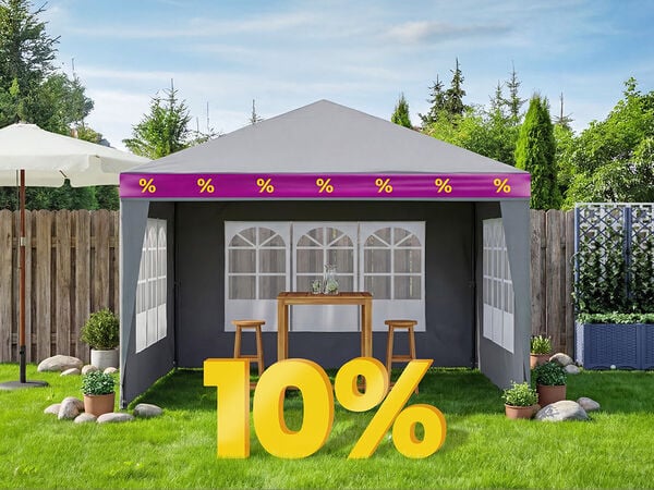 Festtelt omviklet med lilla-gult b&aring;nd, med tr&aelig;bord og 2 skamler indeni, parasol, espalier plantekasse og potteplanter i haven mod tr&aelig;hegn, med stor 10% rabat foran. Klik for at se produkterne i tilbuddet.