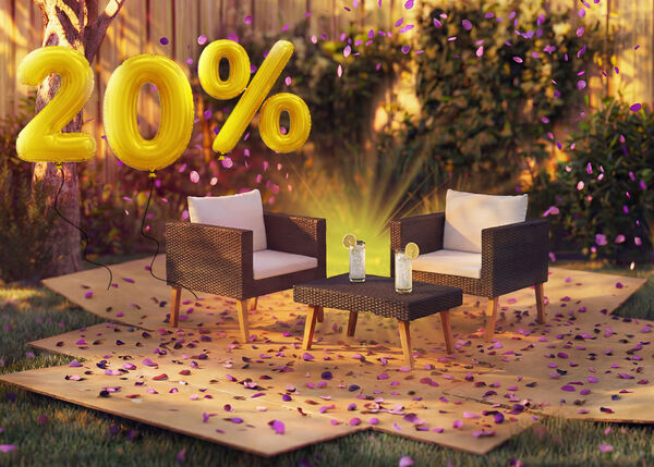 Canap&eacute; lounge d&rsquo;ext&eacute;rieur en bambou avec coussins gris et table basse assortie dans un cadre de jardin, entour&eacute;s de confettis roses et de ballons dor&eacute;s indiquant une remise de 20 %, pour promouvoir des offres saisonni&egrave;res sur le mobilier lounge d&rsquo;ext&eacute;rieur.