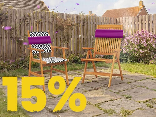 Tr&aelig; havestole p&aring; solrig terrasse med dekorative hynder og blomster, med banner for 15 % for&aring;rsrabat.