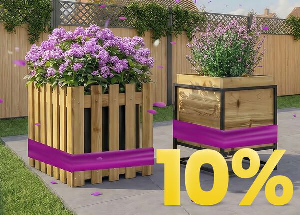 Tr&aelig;plantekasser med blomstrende lilla blomster p&aring; solrig terrasse, med banner for 10 % for&aring;rsrabat.