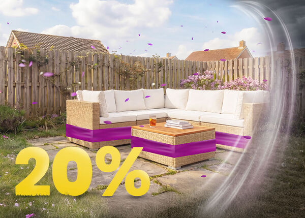 Rattan hj&oslash;rnesofa til haven med beige hynder og tr&aelig;bord p&aring; solrig terrasse, omgivet af blomster og tr&aelig;hegn, med banner for 20 % for&aring;rsrabat.