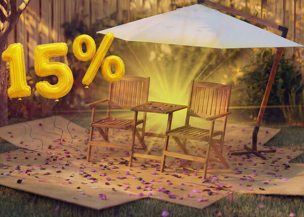 To udend&oslash;rs tr&aelig;stole med et lille bord under en haveparasol, omgivet af pink konfetti og gyldne balloner med &ldquo;15 % rabat&rdquo;, der fremh&aelig;ver et s&aelig;sonudsalg p&aring; parasoller og solafsk&aelig;rmning.