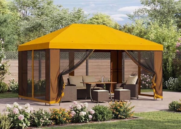 Gul havepavillon med netgardiner, der d&aelig;kker et lounges&aelig;t med bord p&aring; en terrasse omgivet af blomstrende planter i en solrig have.