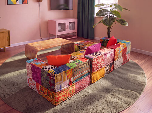 Collage med tre sofastile: en moderne stue med m&oslash;rke sofaer, en farverig modulsofa i patchwork rundt om et sofabord og en gr&aring; sovesofa sl&aring;et helt ud. Klik for at se sofakollektionen.