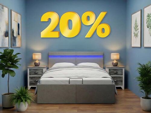 Bannerbillede med "20%" rabat i store gule 3D-tal over et moderne sovev&aelig;relse med en gr&aring; seng, bl&aring; v&aelig;gge og planter ved natbordet. Klik for at se produkterne i kollektionen.