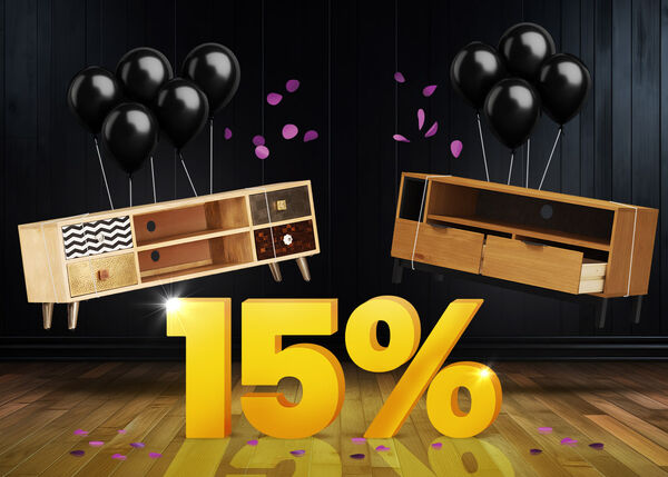 To tv-konsoller i tr&aelig; og sorte balloner foran et lyst gult 15%-skilt p&aring; m&oslash;rkt tr&aelig;gulv.