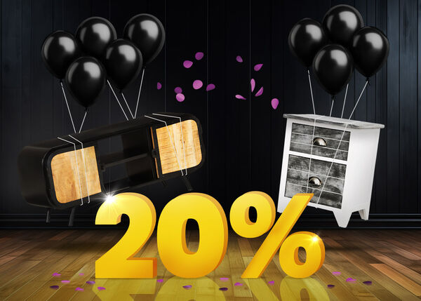 Sort tv-konsol og hvidt sidebord med sorte balloner foran et lyst gult 20%-skilt p&aring; m&oslash;rkt tr&aelig;gulv.