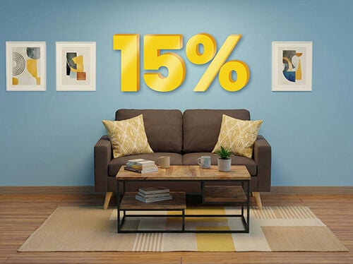 Bannerbillede med "15%" rabat i store gule 3D-tal over en moderne stue med en brun sofa, gule puder, et sofabord i tr&aelig; og tre indrammede billeder p&aring; en bl&aring; v&aelig;g. Klik for at se produkterne i kollektionen.