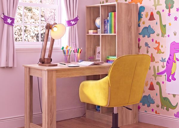Lyst b&oslash;rnev&aelig;relse til lektier med et skrivebord i tr&aelig;, ergonomisk gul stol, skrivebordslampe, opbevaringshylde og dinosaurtapet. Ideelt til at skabe en organiseret og behagelig l&aelig;ringsplads derhjemme.