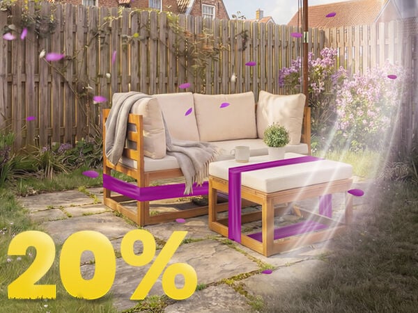 Tresofa med beige hynder og bord under parasol p&aring; solrig terrasse, omgivet af blomster og hegn, med banner for 20 % for&aring;rsrabat.