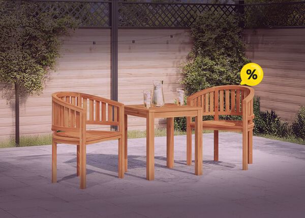 To tr&aelig;stole og et bord p&aring; en terrasse med gr&oslash;nne planter og gule rabatikoner. Klik for at se produkterne i tilbuddet.