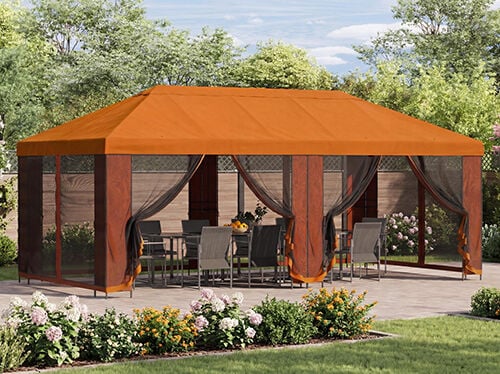 Stor orange havepavillon med netgardiner, der d&aelig;kker et spisebord og stole p&aring; en terrasse, omgivet af blomster og gr&oslash;nt i klart dagslys.