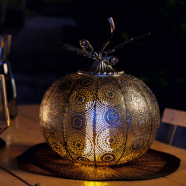 Luxform batteridrevet LED-havelampe Pumpkin antik-look s&oslash;lvfarvet
