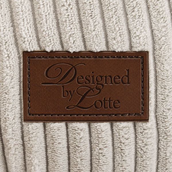 Designed by Lotte katteseng 50x17 cm ribbet lysegr&aring;