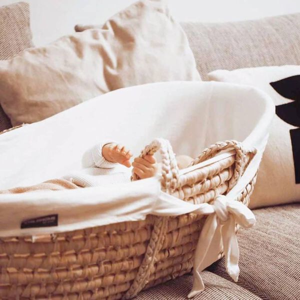 437360 CHILDHOME moseskurv med madras og betr&aelig;k natur og r&aring;hvid