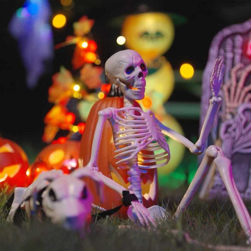 Hvidt Halloween-skeletdekorationssæt opstillet udendørs
