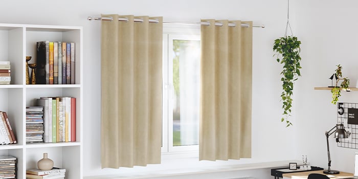 Beige gardiner, der filtrerer lyset i et hjemmekontor. Klik for at købe kollektionen.