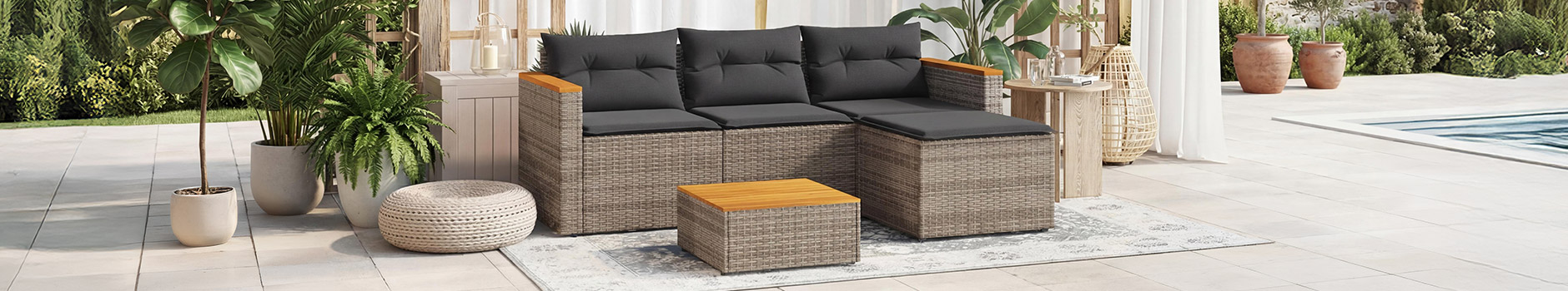 3-personers sofasæt i rattan med hynder og sofabord til udendørs brug. Klik for at købe kollektionen.