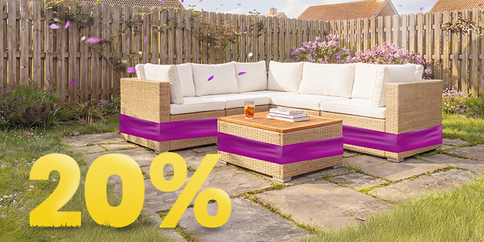 Rattan hjørnesofa til haven med beige hynder og træbord på solrig terrasse, omgivet af blomster og træhegn, med banner for 20 % forårsrabat.