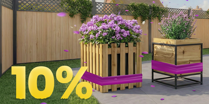 Træplantekasser med blomstrende lilla blomster på solrig terrasse, med banner for 10 % forårsrabat.