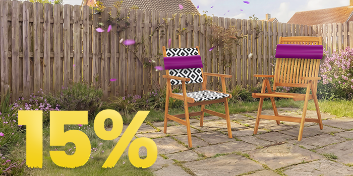 Træ havestole på solrig terrasse med dekorative hynder og blomster, med banner for 15 % forårsrabat.