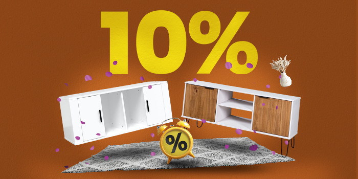 Banner med to TV-konsoller, tæppe og vækkeur med stor gul tekst 