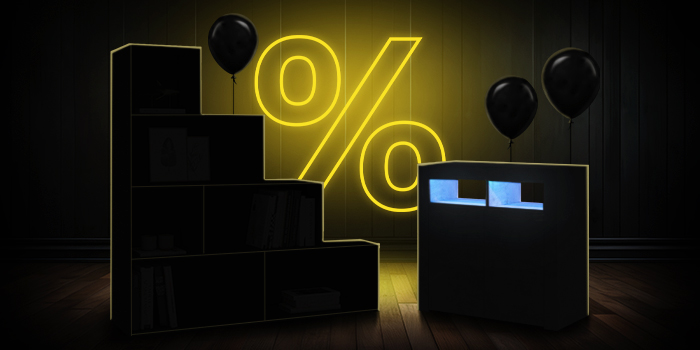  Sorte modulære opbevaringsenheder med sorte balloner foran et lyst gult procentskilt på et mørkt trægulv.