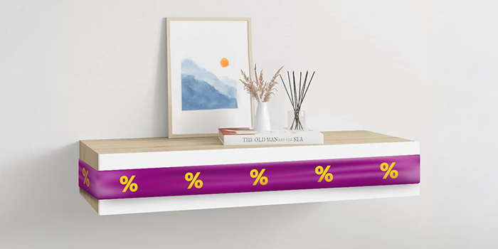 Hvid hylde med lilla bånd og rabatikoner samt dekorationer i et indrettet rum. Klik for at købe produkterne i tilbuddet.