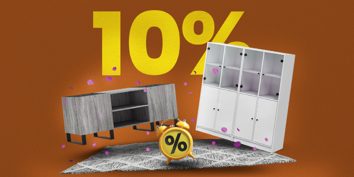 Banner med to opbevaringsskabe, tæppe og vækkeur med stor gul tekst 