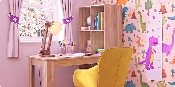 Lyst børneværelse til lektier med et skrivebord i træ, ergonomisk gul stol, skrivebordslampe, opbevaringshylde og dinosaurtapet. Ideelt til at skabe en organiseret og behagelig læringsplads derhjemme.