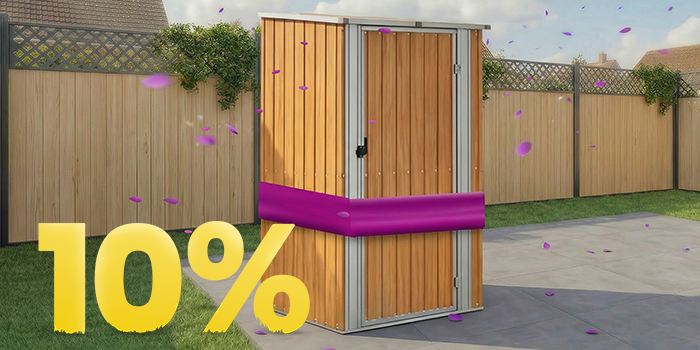 Træ redskabsskur under pavillon på solrig terrasse, omgivet af blomster og hegn, med banner for 10 % forårsrabat.