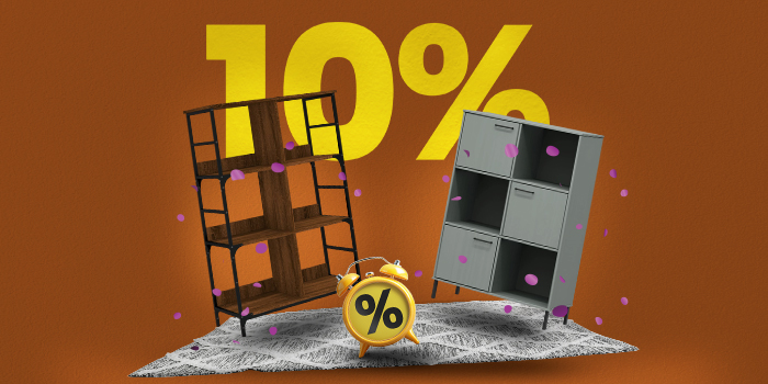 Banner med to bogreoler, tæppe og vækkeur med stor gul tekst 