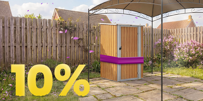 Træ redskabsskur under pavillon på solrig terrasse, omgivet af blomster og hegn, med banner for 10 % forårsrabat.